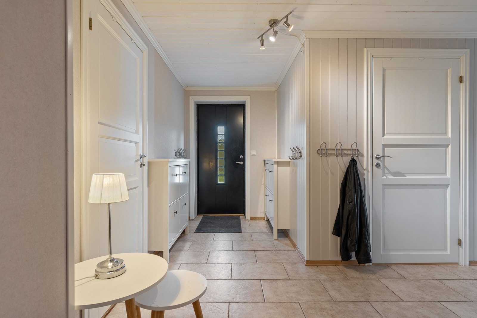 Stor og flott hall i underetasjen med egen inngang Galleribilde