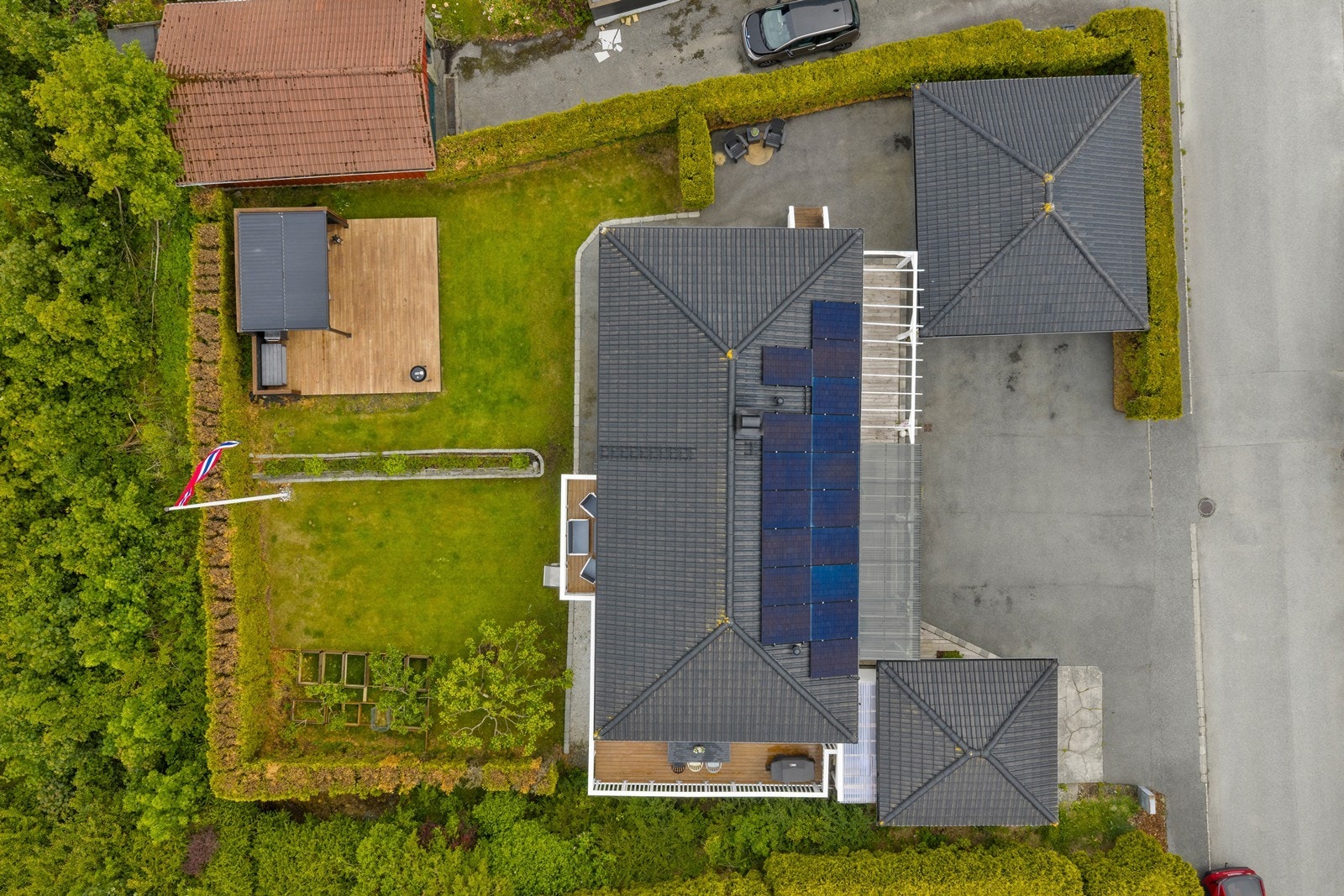 Tomten er flott opparbeidet og skaper en innbydende ramme rundt boligen Galleribilde