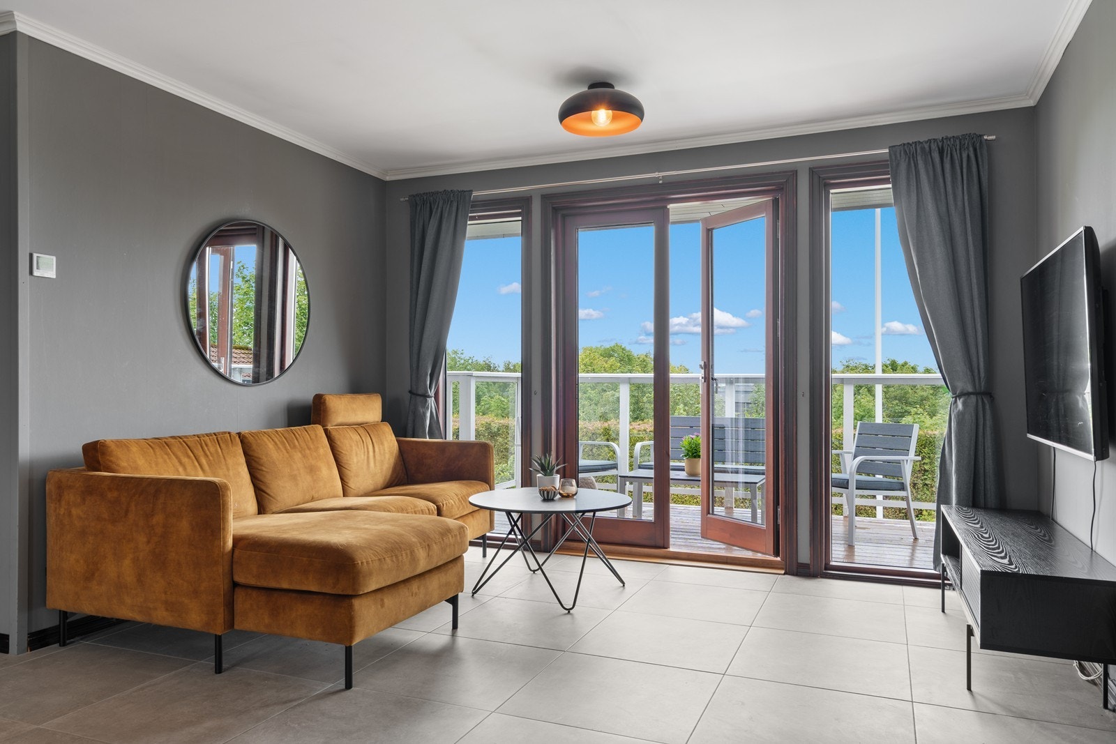 Stor og flott hall med utgang til terrasse (opprinnelig et soverom som enkelt kan tilbakeføres dersom ønskelig) Galleribilde