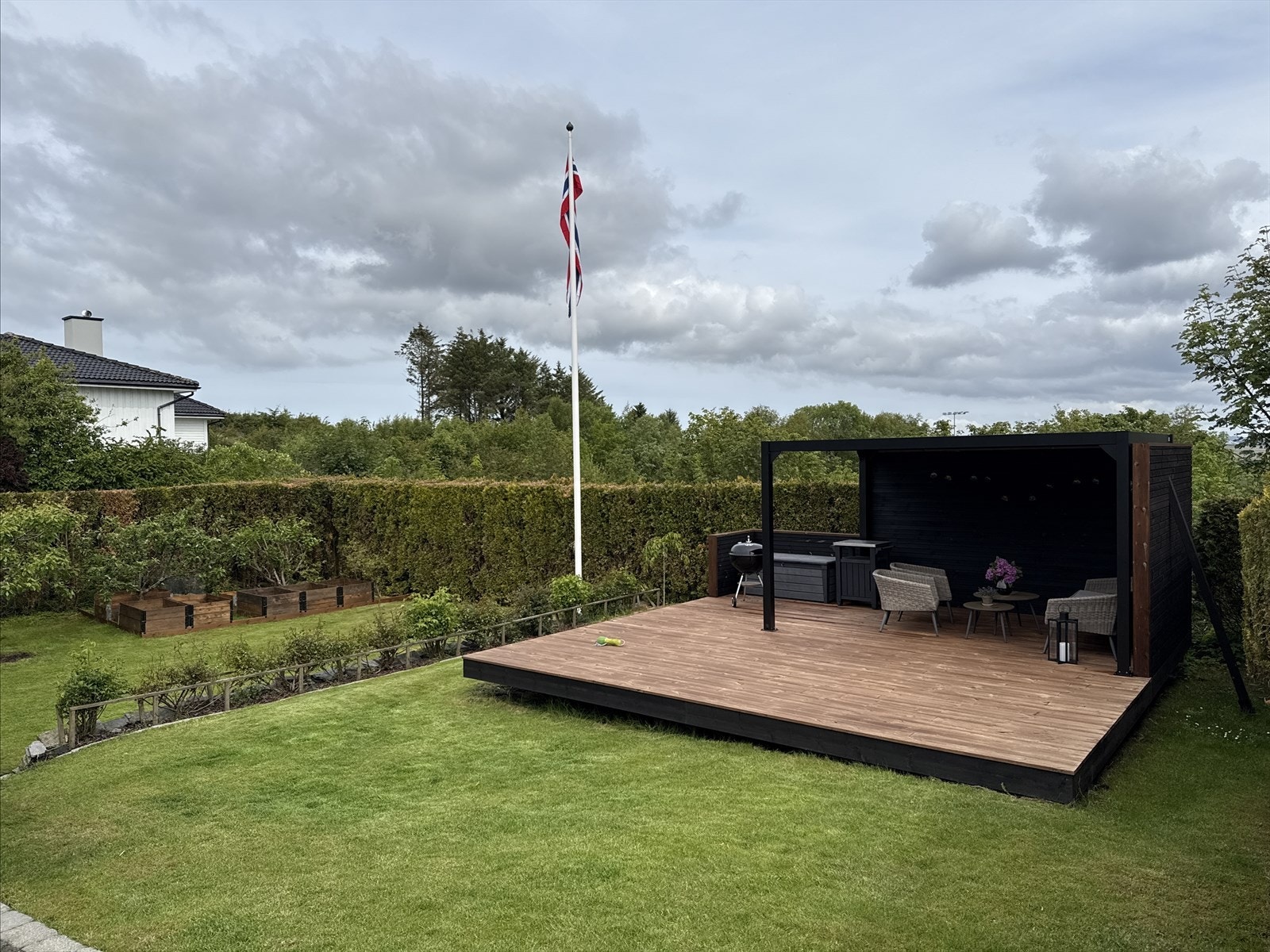 Herlig terrasse med pergola gir perfekte forhold for avslapning og sosiale sammenkomster (ikke byggemeldt/godkjent) Galleribilde
