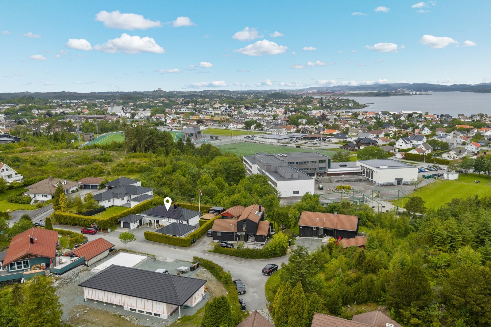 Her bor du i kort gangavstand til barnehage, barne- og ungdomsskole, idrettsanlegg, flotte tur- og rekreasjonsområder, dagligvarebutikker, kjøpesenter og sentrum Galleribilde