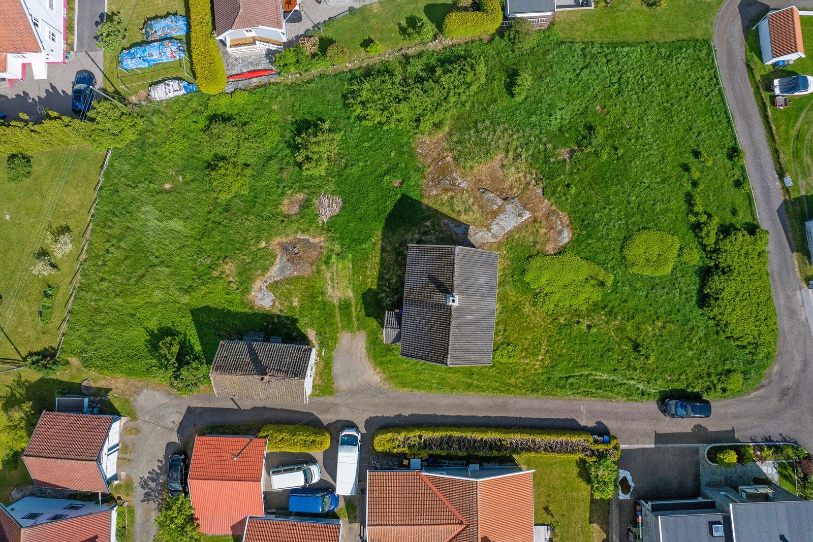 Her har du fin uutnyttet tomt med barnevennlig beliggenhet og god plass for utvikling Galleribilde