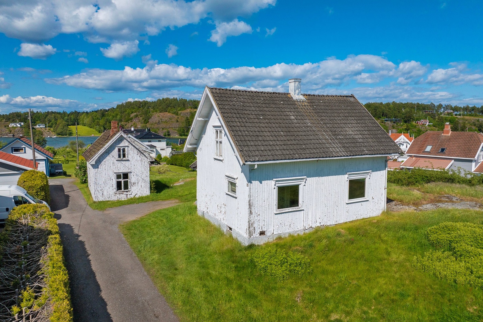 På tomten står i dag en eldre enebolig og et skjul - begge klare for å tre inn i pensjonisttilværelsen og gi plass til nye visjoner i 2025 Galleribilde