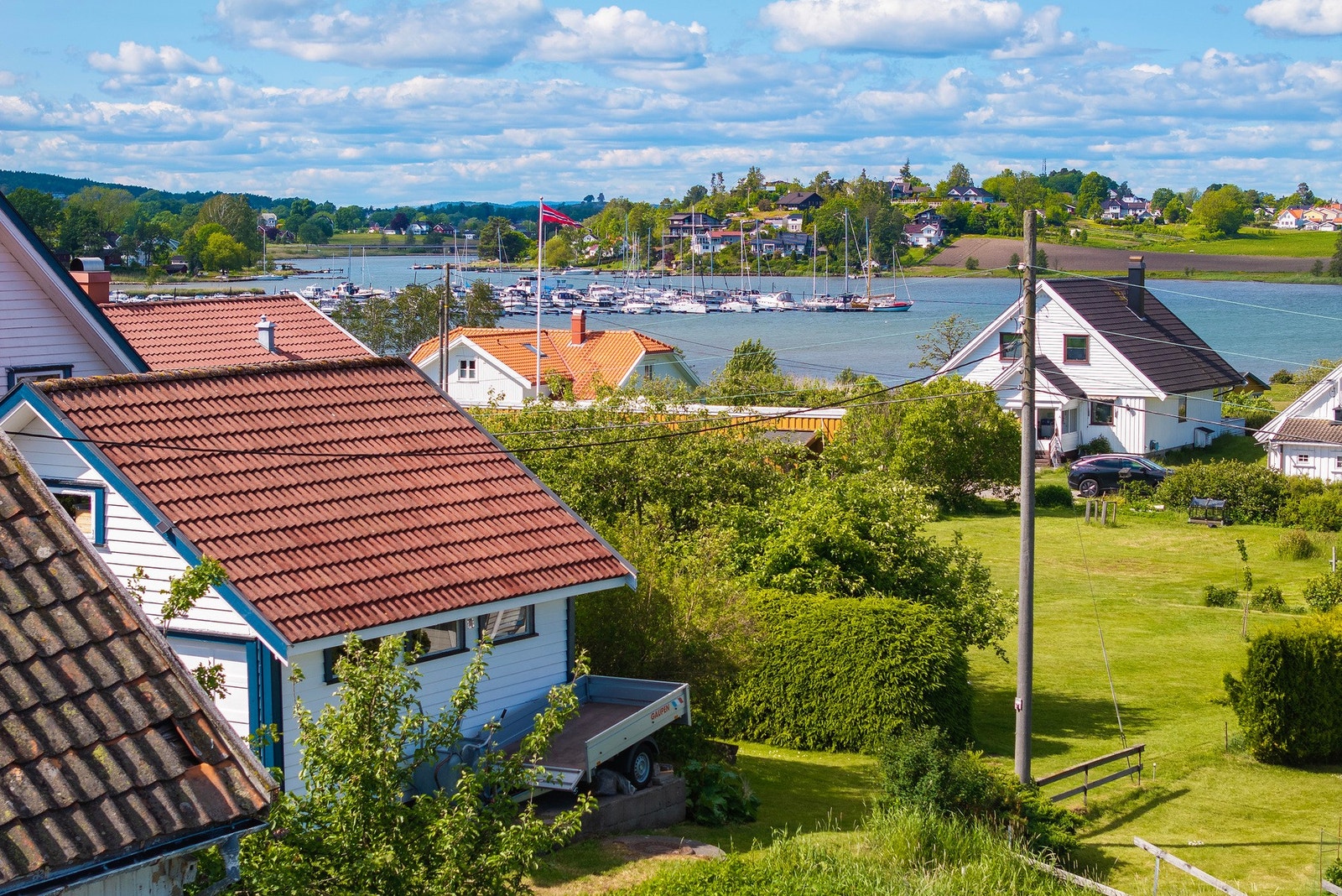 Gode solforhold og nydelig sjøutsikt fra din egen lille høyde - her kan du virkelig senke skuldrene og nyte omgivelsene Galleribilde