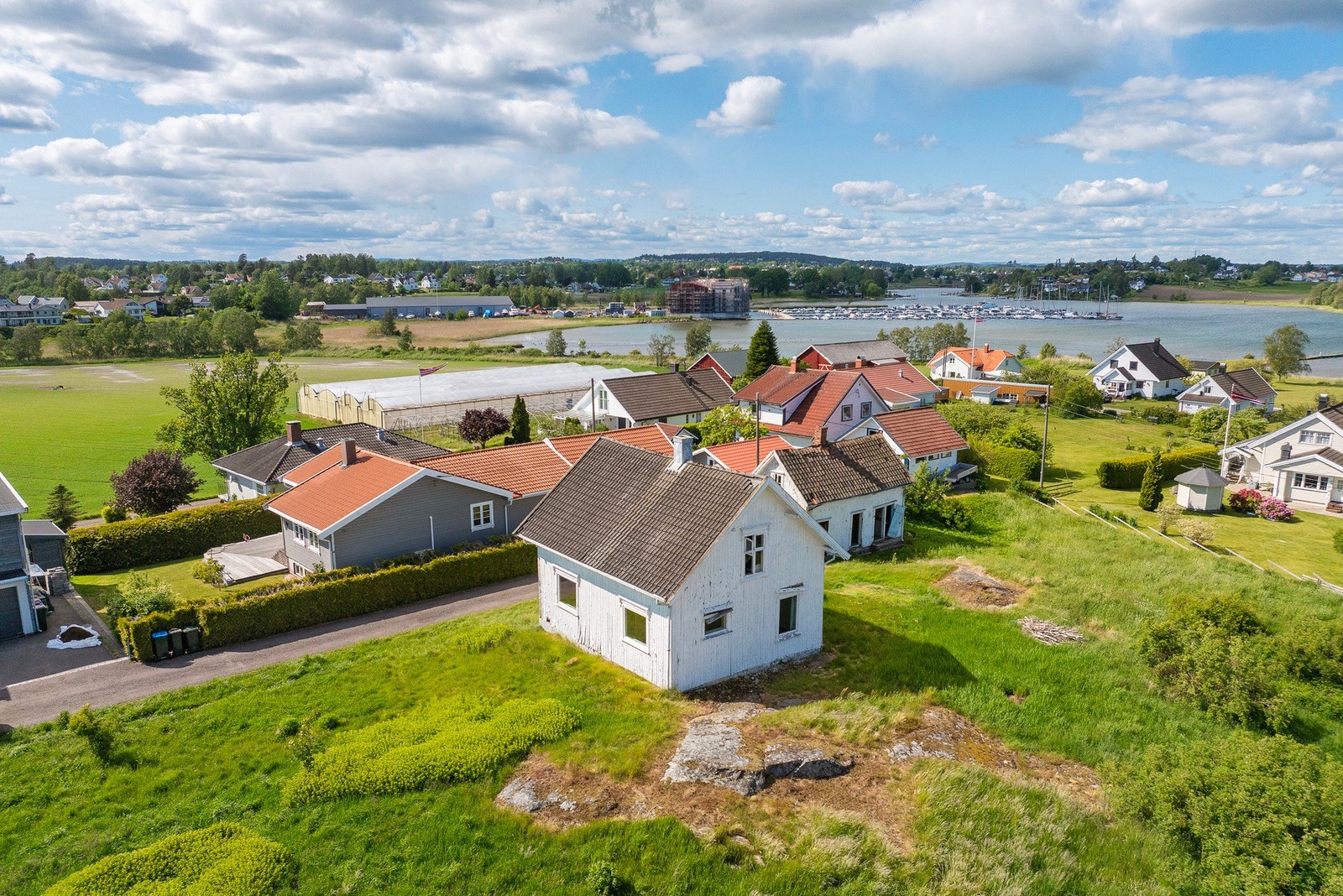 Her har du en fredelig, høy, landlig og sjønær beliggenhet Galleribilde