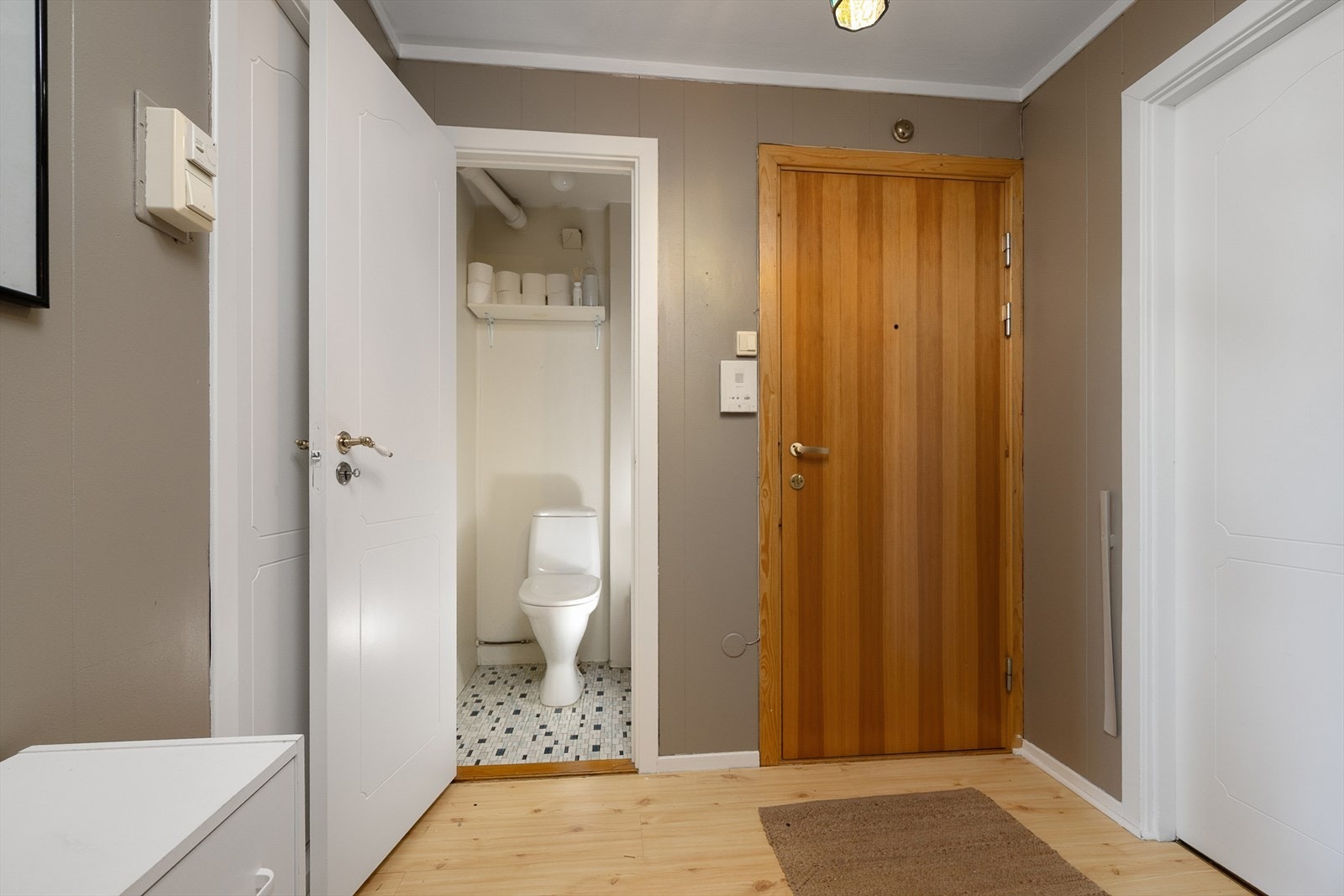 Separat WC-rom i inngangspartiet. Galleribilde
