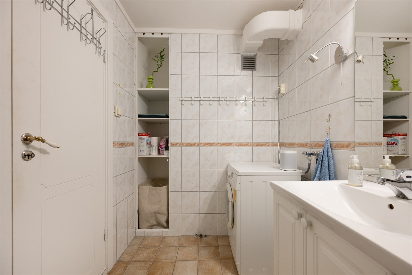 Badet har flislagte overflater og elektrisk gulvvarme. Galleribilde