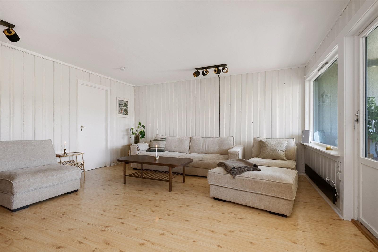 Stuen har godt med vindusflate som gir naturlig lys inn. Galleribilde