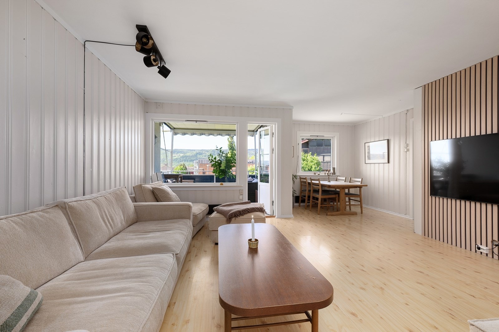 Stuen har god plass for både sofagruppe og spisemøblement. Galleribilde