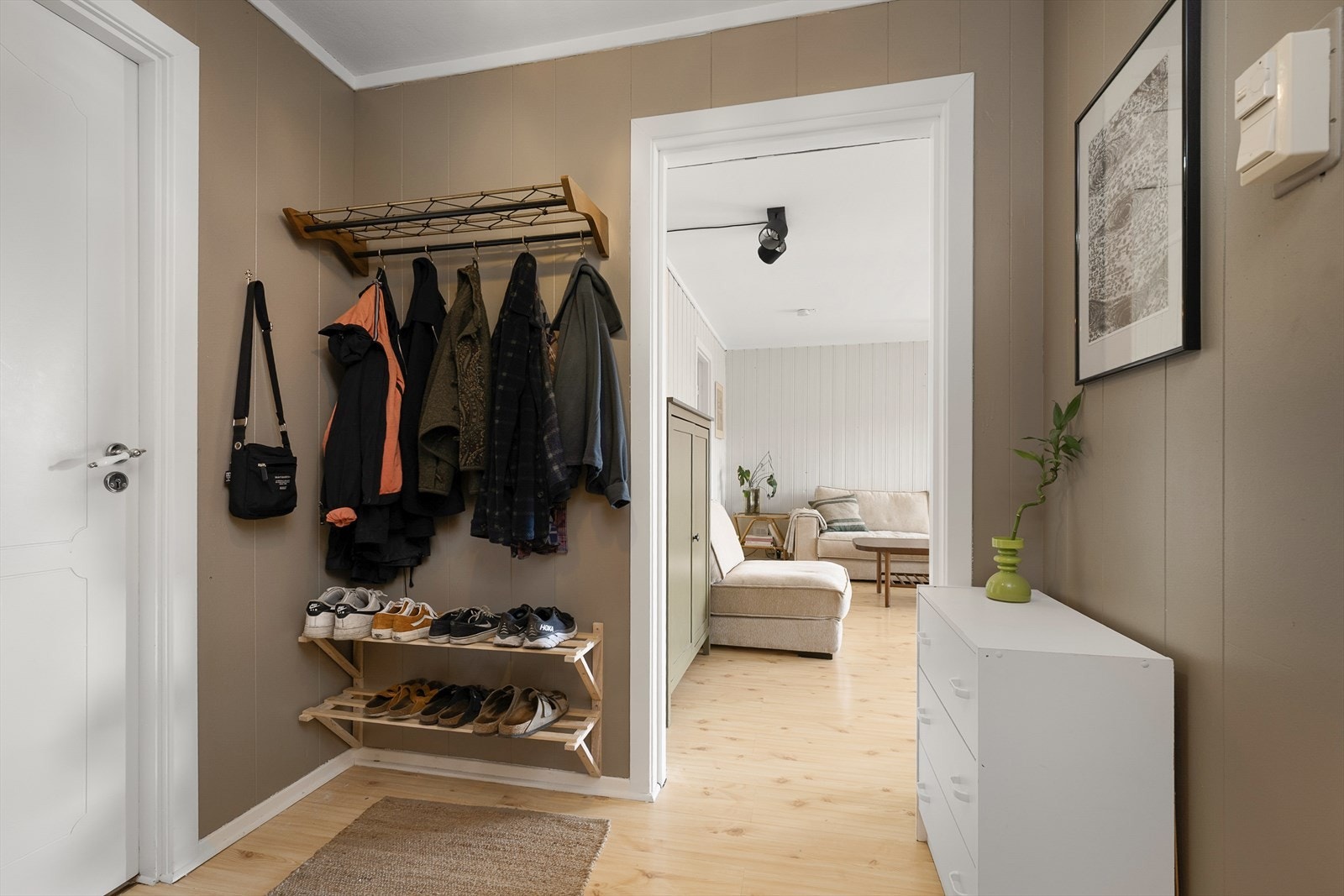 Romslig inngangsparti med god plass til å ta av sko og yttertøy. Galleribilde