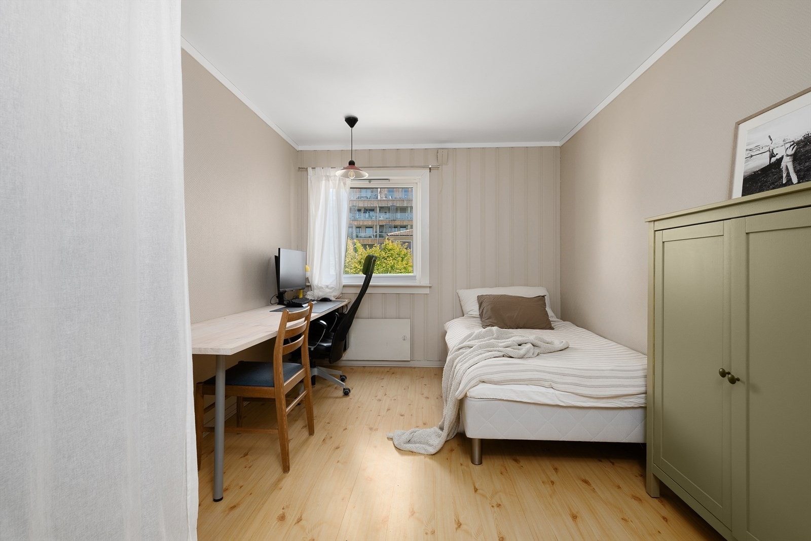 Det andre soverommet er noe mindre, men likevel med god plass til både seng og eventuelt hjemmekontorløsning. Galleribilde