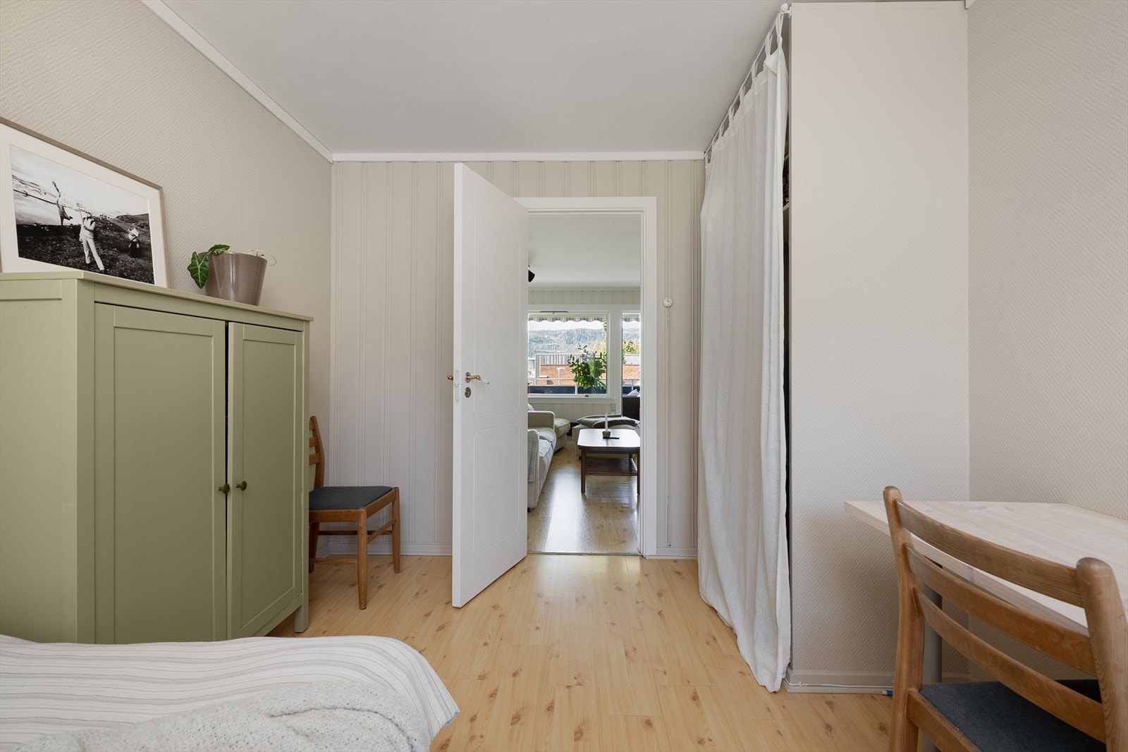 God dybde i leiligheten fra endevegg til endevegg. Galleribilde