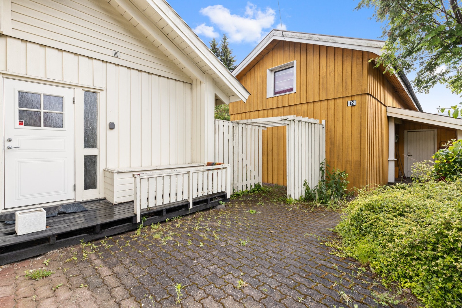 Eiendommen er seksjonert, hvorav Kroksløkka 10 (hvit hus) er seksjon 1 og Kroksløkka 12 (gult hus) er seksjon 2. Boligene selges samlet. Galleribilde