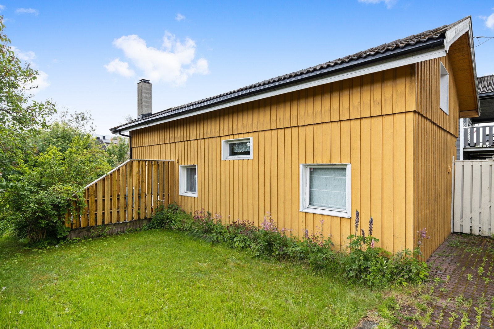 Eiendommen er seksjonert, hvorav Kroksløkka 10 (hvit hus) er seksjon 1 og Kroksløkka 12 (gult hus) er seksjon 2. Galleribilde