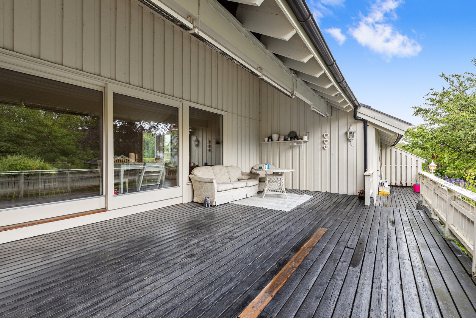 Kroksløkka 10 - Terrasse med utgang fra stue og videre ned til hage. Galleribilde