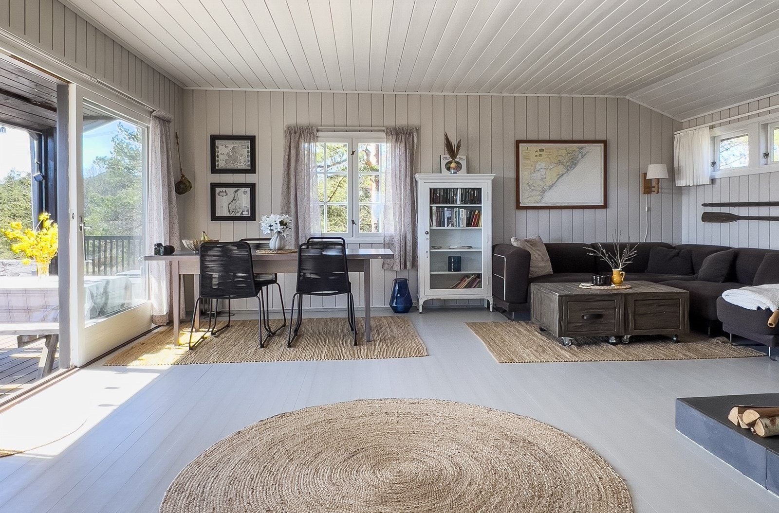 Stuen er lysmalt og har godt med vinduer som gir lys fra både sør, vest og nord. Galleribilde