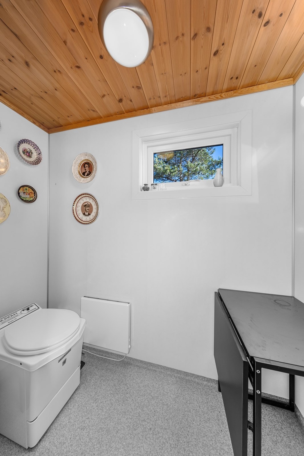 Toalettrom inneholder cinderella forbrenningstoalett. Galleribilde