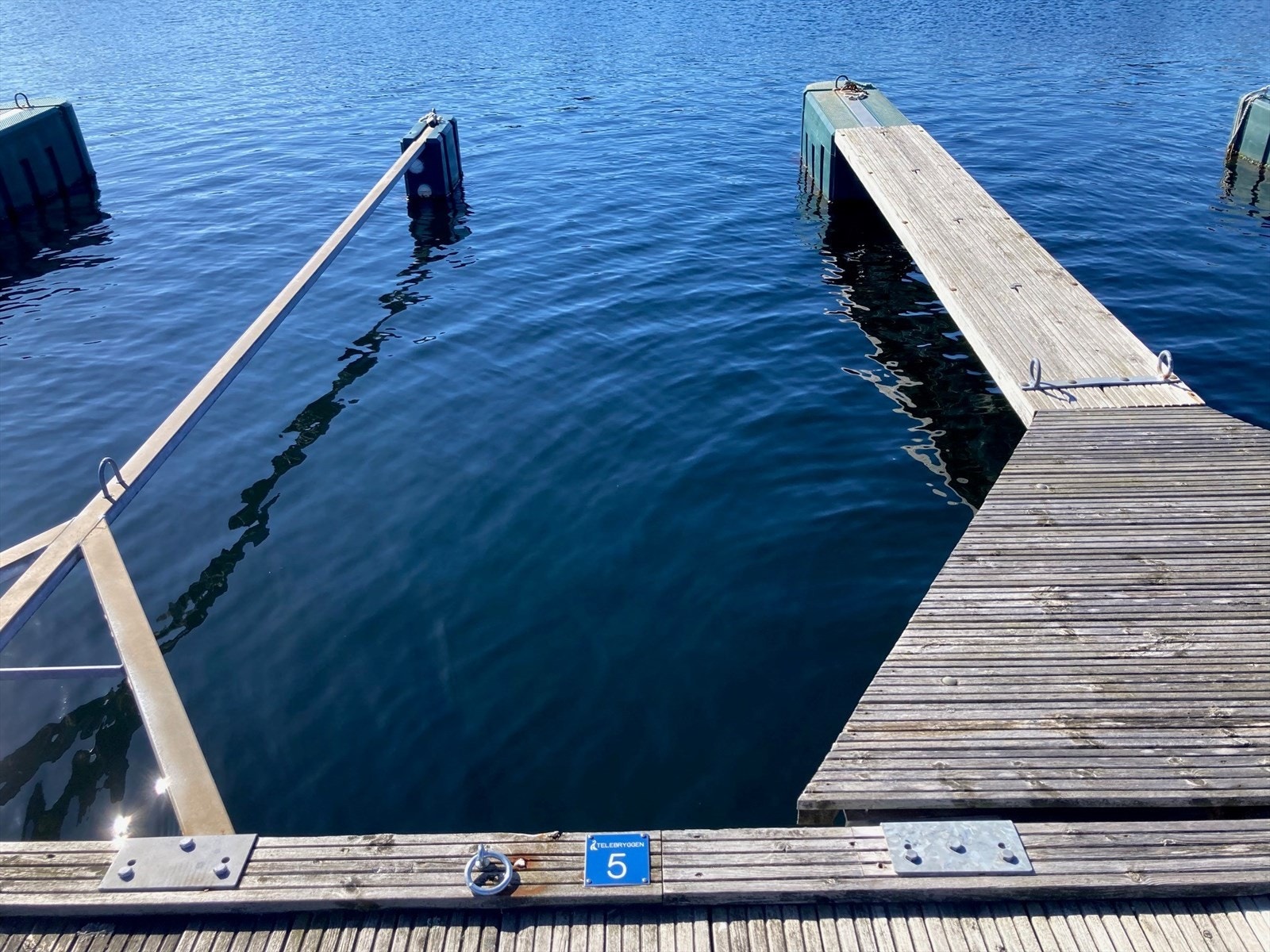 Eiendommen disponerer båtplass i felles anlegg, ca. 9-10 minutter gange fra hytta. Galleribilde