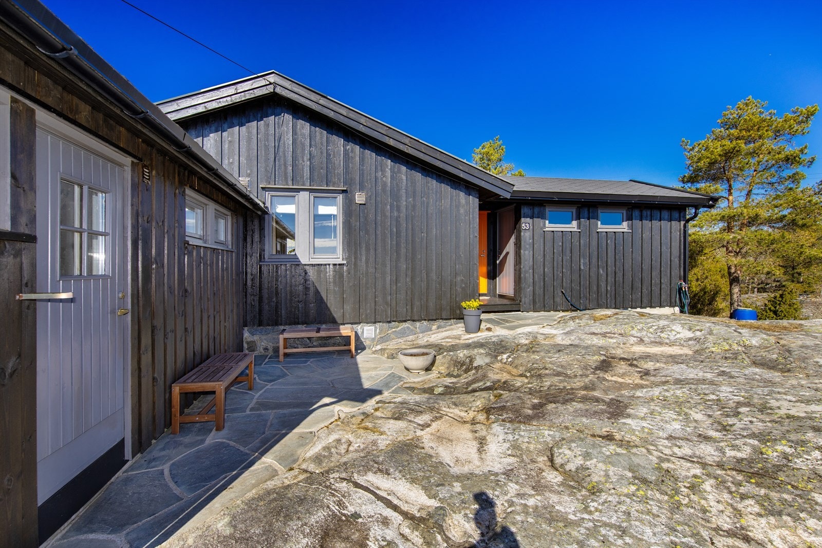 Fritidsboligen inneholder: Gang, dusjrom, toalettrom, stue/kjøkken, 4 soverom og bod. Det er i tillegg bod og utedo med utvendig adkomst. Galleribilde