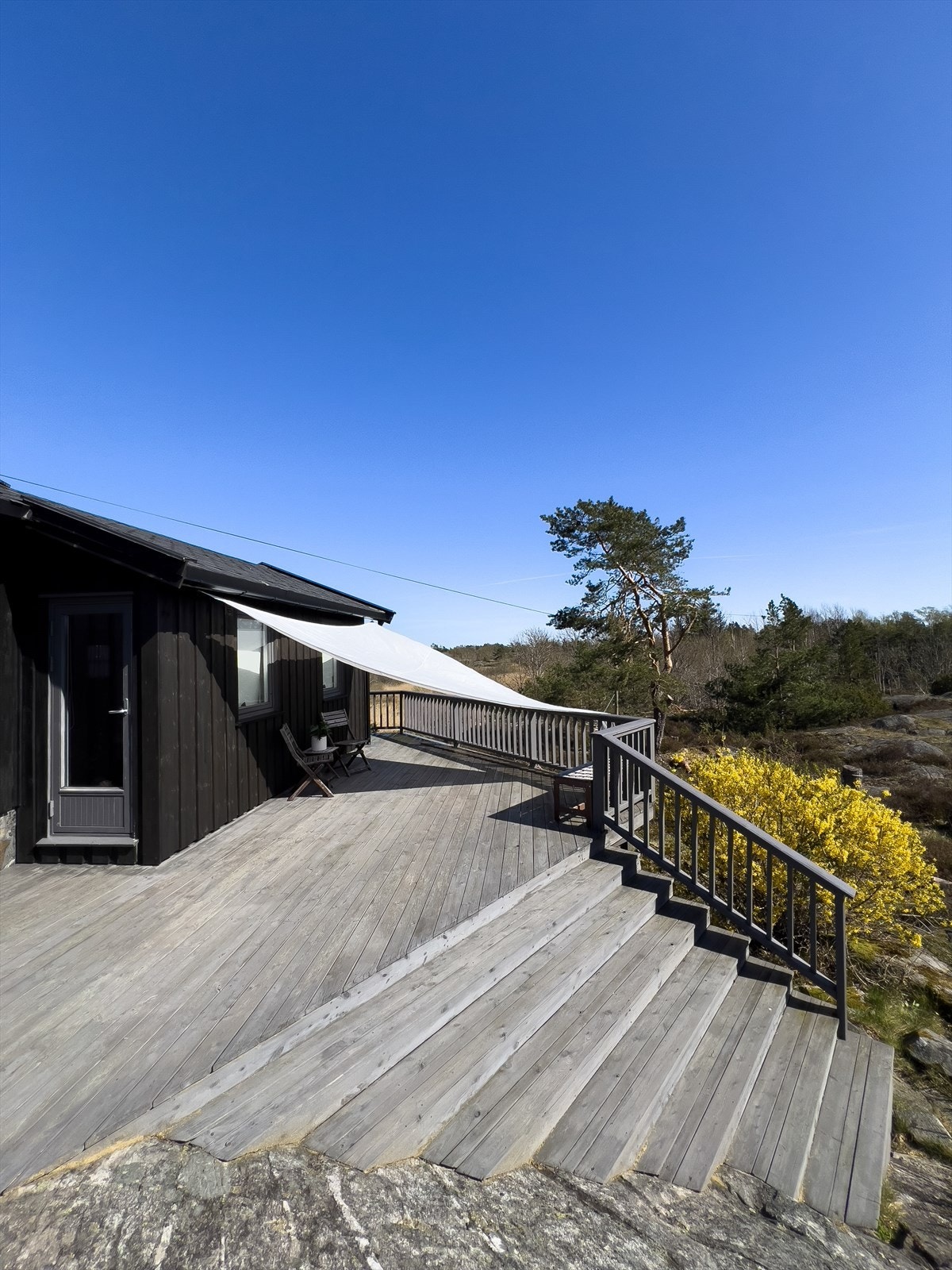 Hytta ligger skjermet, med god avstand fra veien. Det er solrikt og med utsikt til havet. Galleribilde