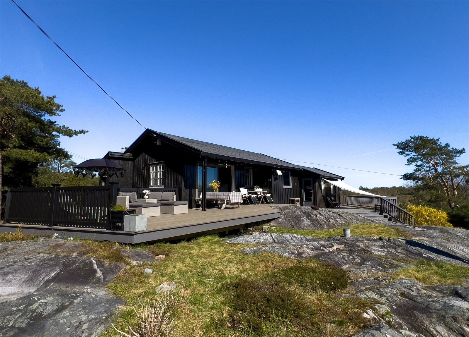 Fritidsbolig på fastlandet med stor eiet tomt. Fredfullt og skjermet med havutsikt og gode solforhold. Galleribilde