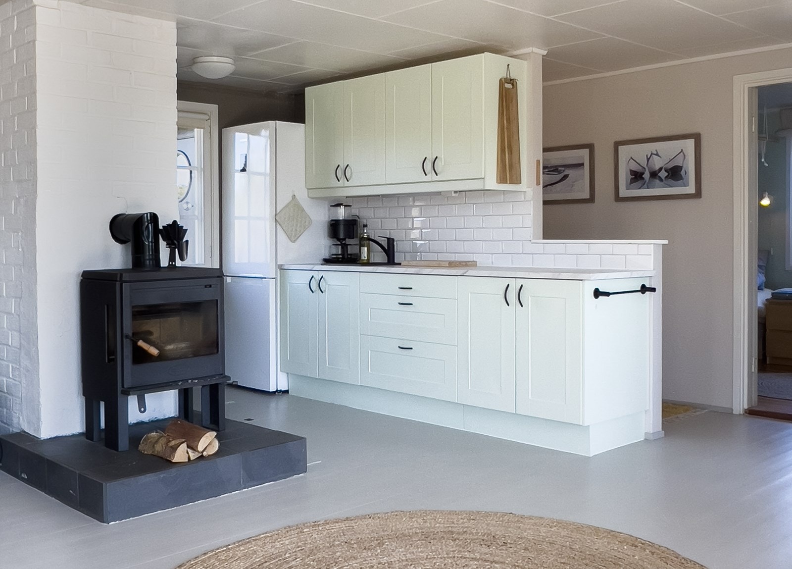 Kjøkken har åpen løsning mot stuen. Galleribilde