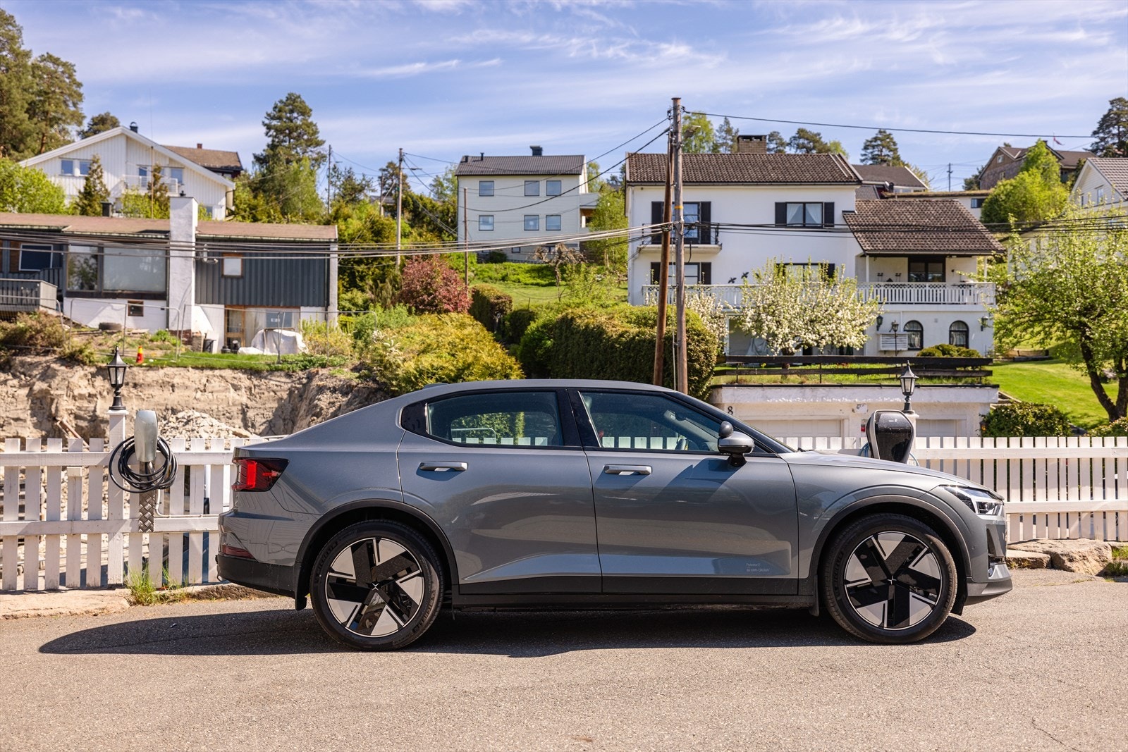 Biloppstillingsplass med elbillader for både BMW og Tesla. Galleribilde