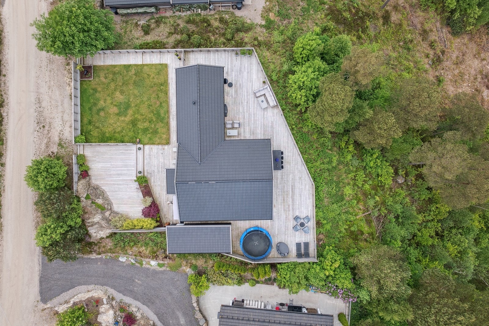 Oversikt over eiendommen - Eiendommen er meget godt opparbeidet med gode sosiale soner Galleribilde