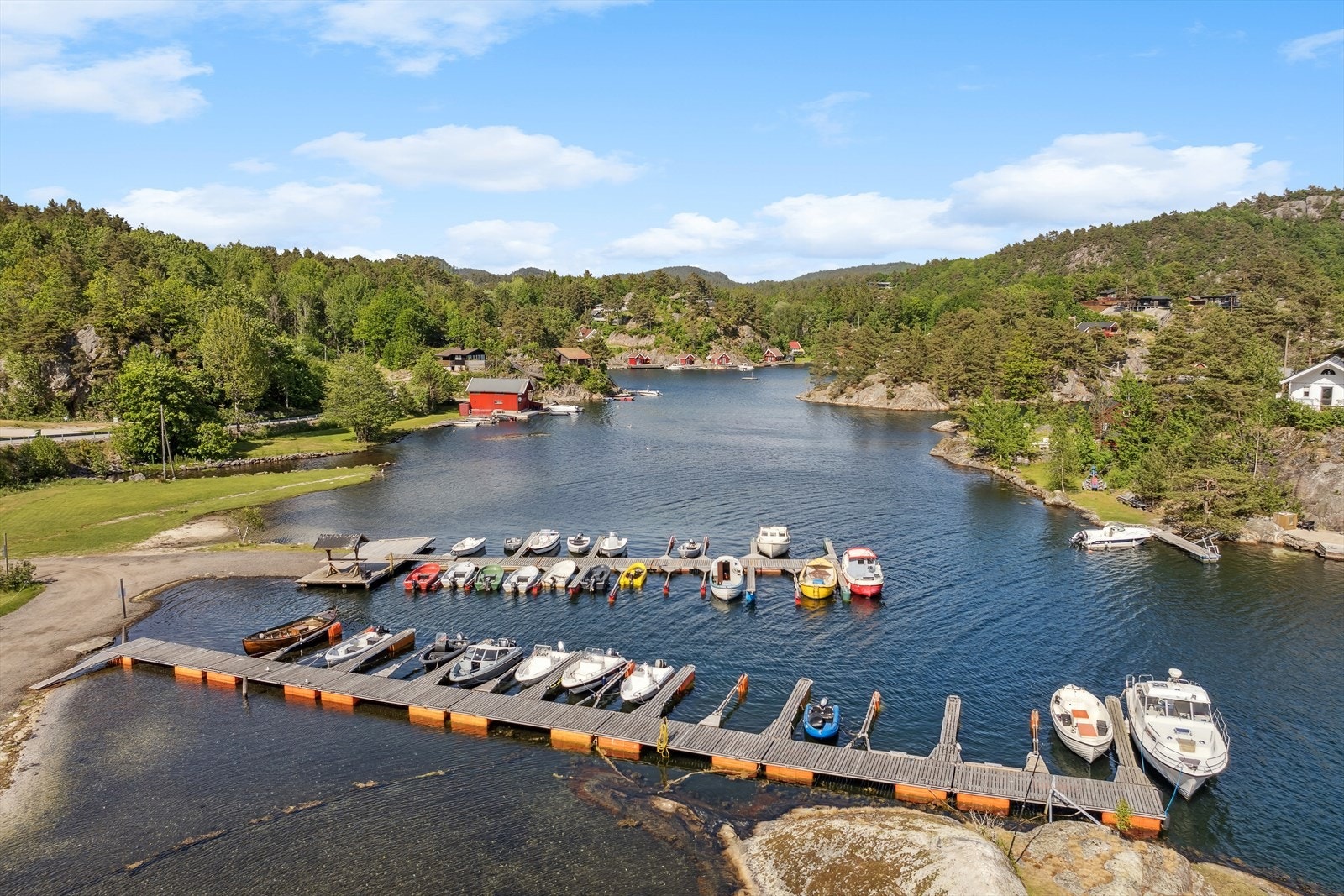 Det er tinglyst rett og plikt til båtplass i flytebryggeanlegg Galleribilde