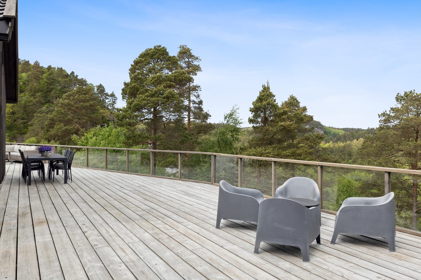 Solrike uteplasser med flere soner. Flott utsikt i fra terrasse Galleribilde