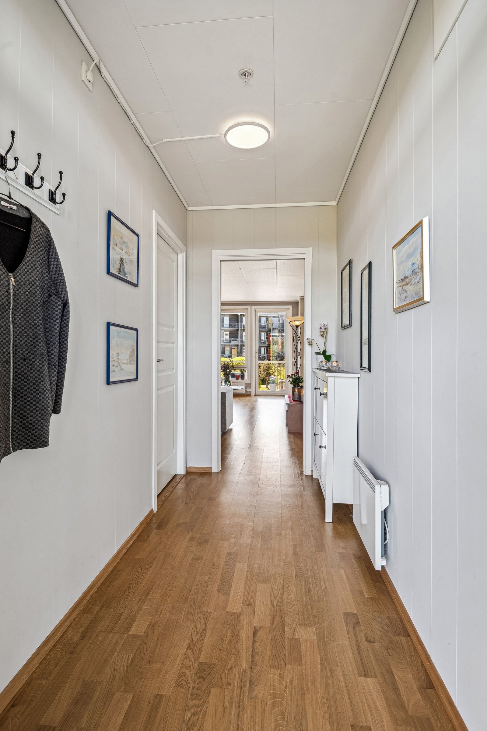 Velkommen inn til delikat lys entre med plass til oppheng av jakker Galleribilde