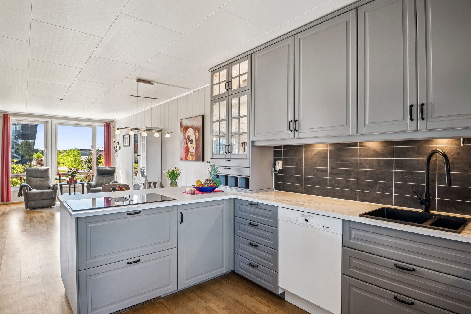 Praktisk kjøkkeninnredning med utrolig mye skapplass og skuffer Galleribilde