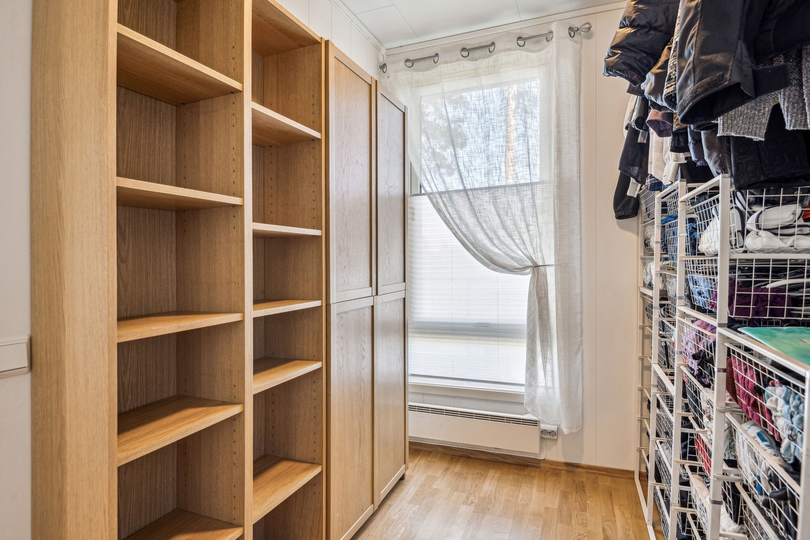 Soverom 3, med garderobeskap brukes idag som walk in closet Galleribilde