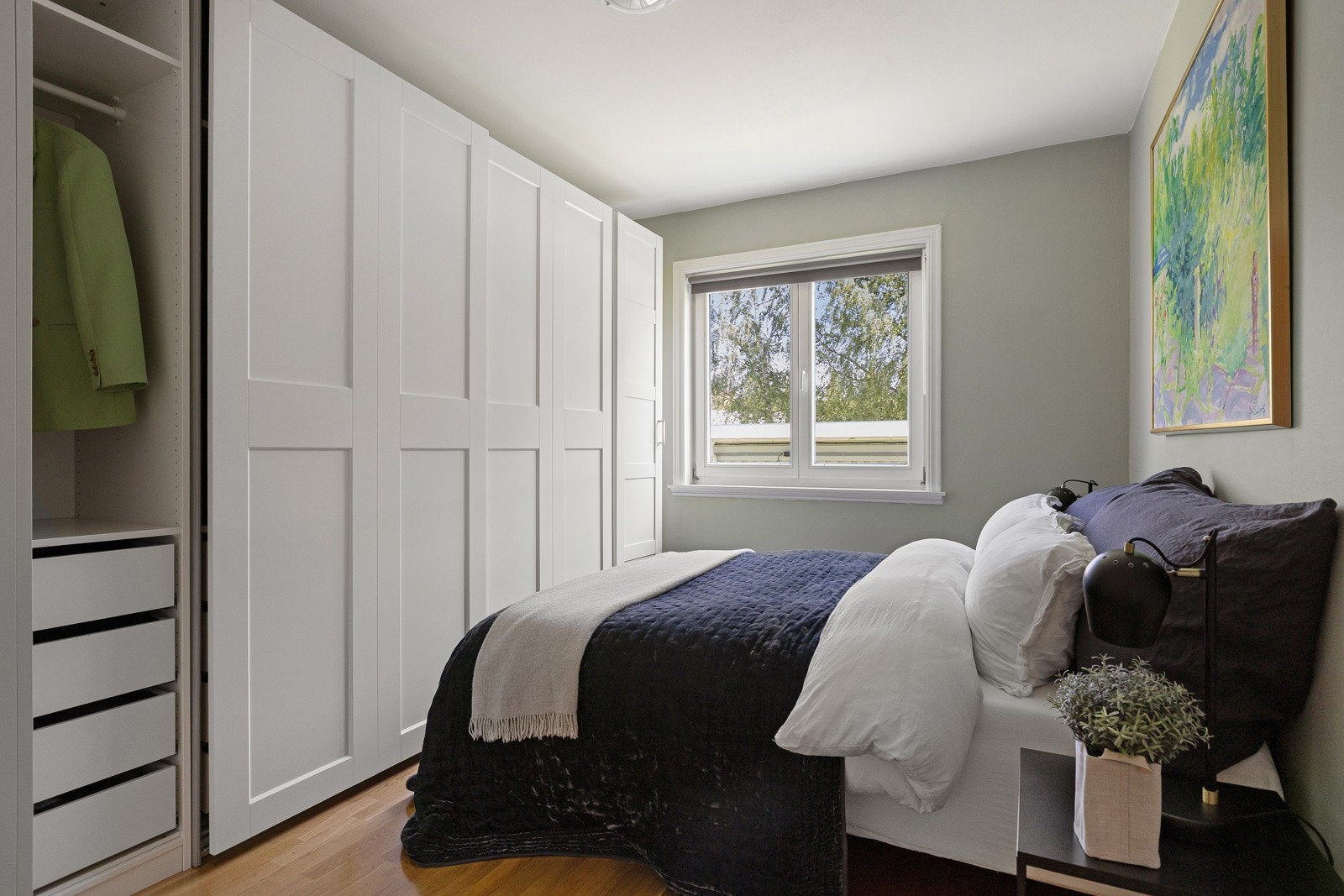 Et stort vindu slipper inn rikelig med naturlig lys. Galleribilde