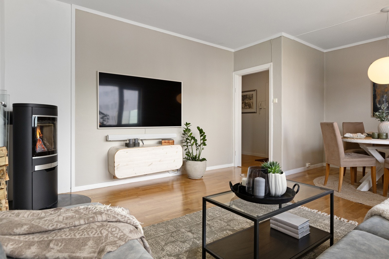 Det er gode møbleringsmuligheter i stuen Galleribilde