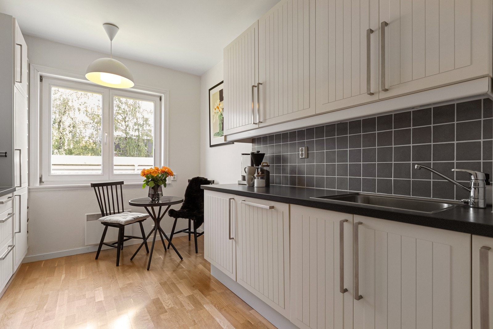 Kjøkkeninnredningen har profilerte fronter og her er det bra med benkeplass samt gode oppbevaringsmuligheter i over- og underskap. Galleribilde