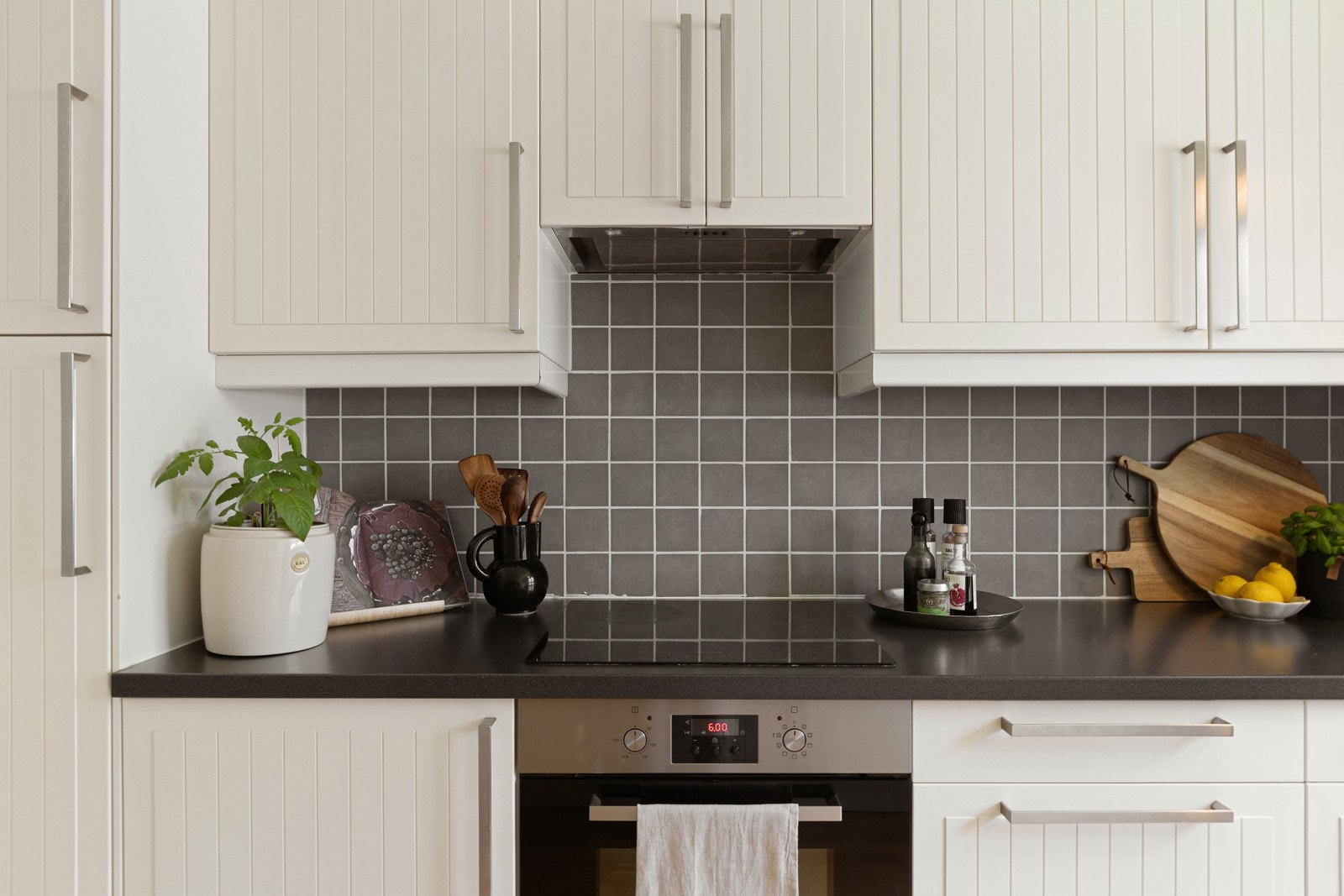 Kjøkkenet er innredet med integrerte hvitevarer som komfyr, induksjonstopp, oppvaskmaskin, kjøl- og fryseskap. Galleribilde