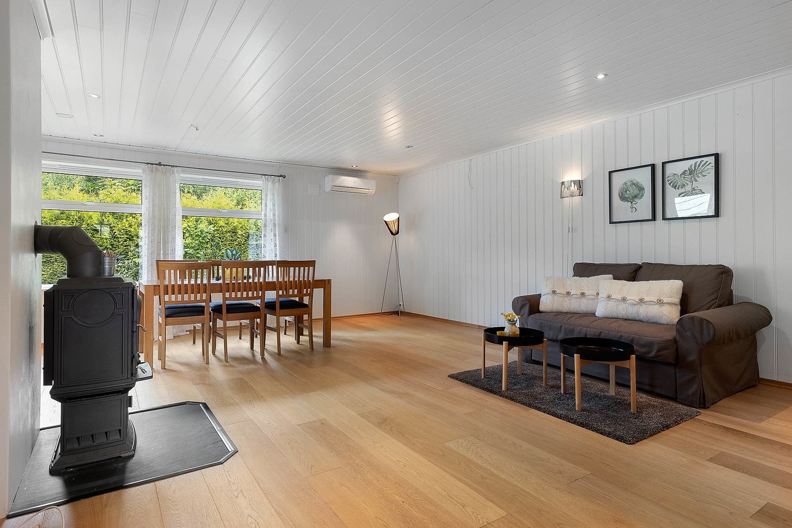Stue med peis og varmepumpe. Utgang fra stuen til terrasse og hagen. Galleribilde