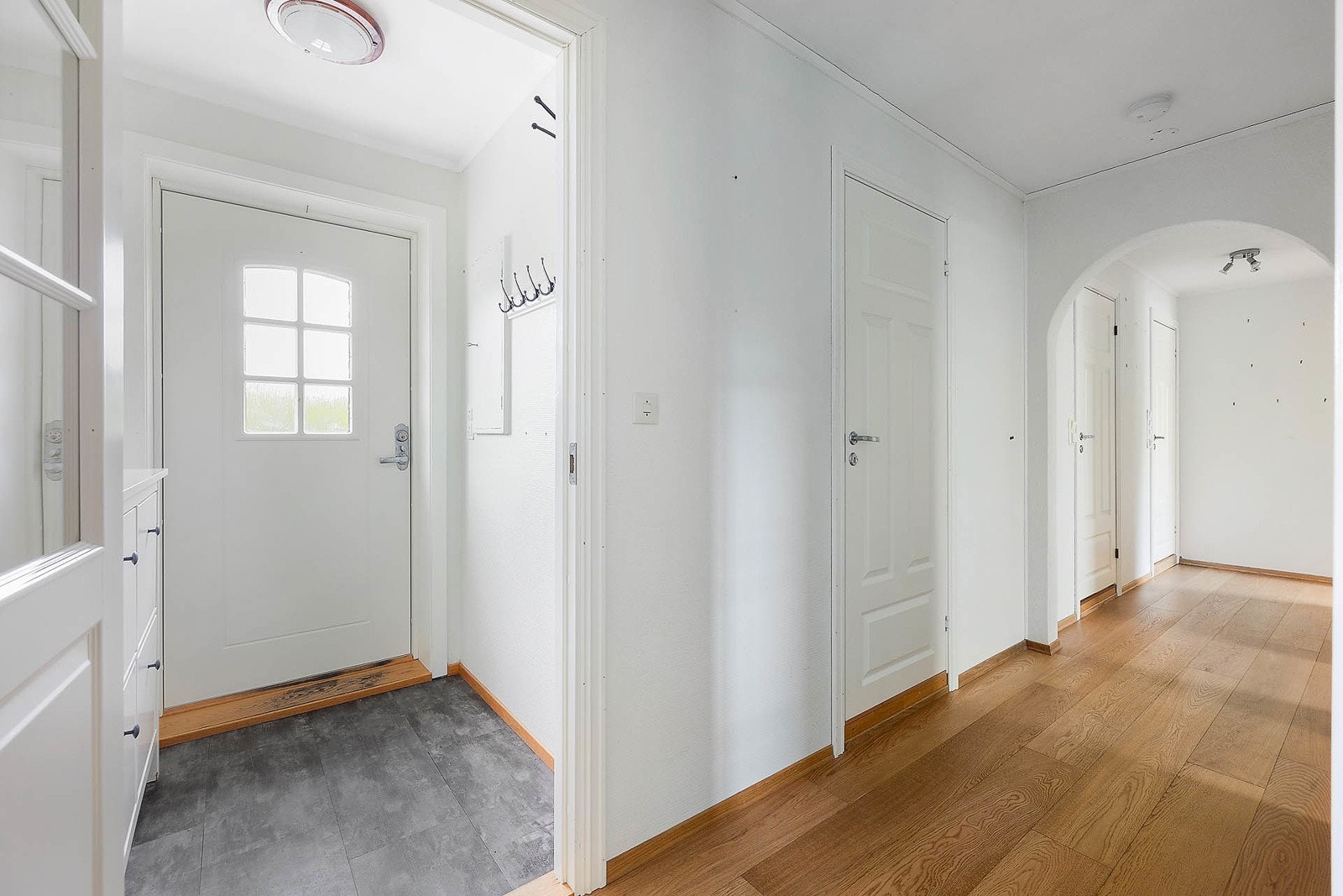Gang og entrè med plass til ytterklær Galleribilde