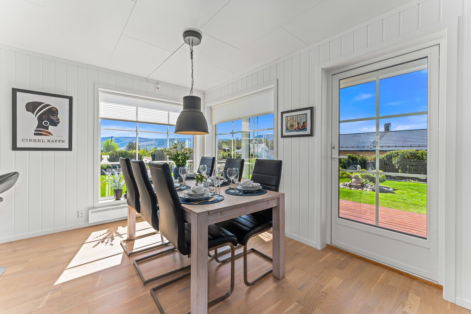 Her er det god plass til langbord for både hverdag og selskap. Galleribilde