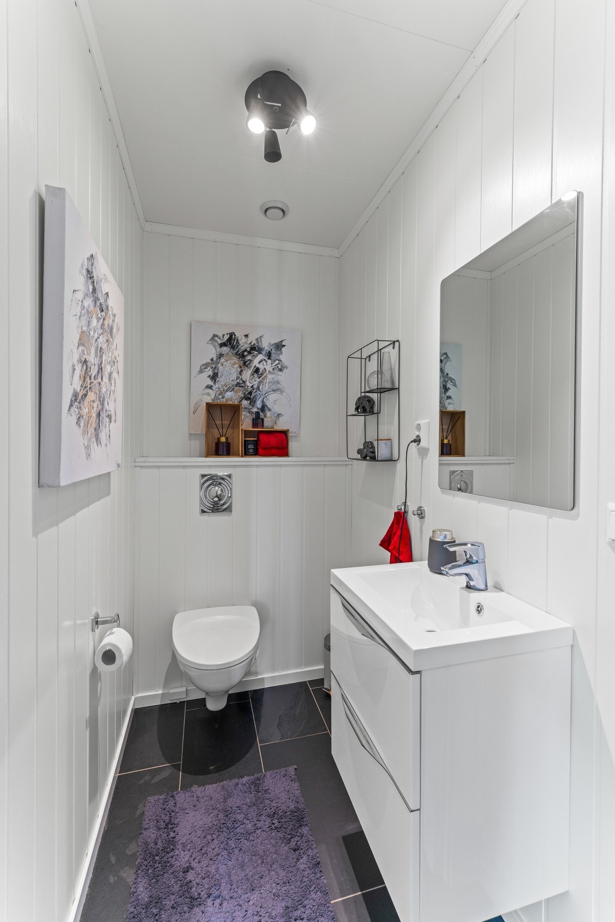 Separat toalettrom med flis på gulv, malte veggflater, toalett og servant. Perfekt løsning for en travel hverdag. Galleribilde