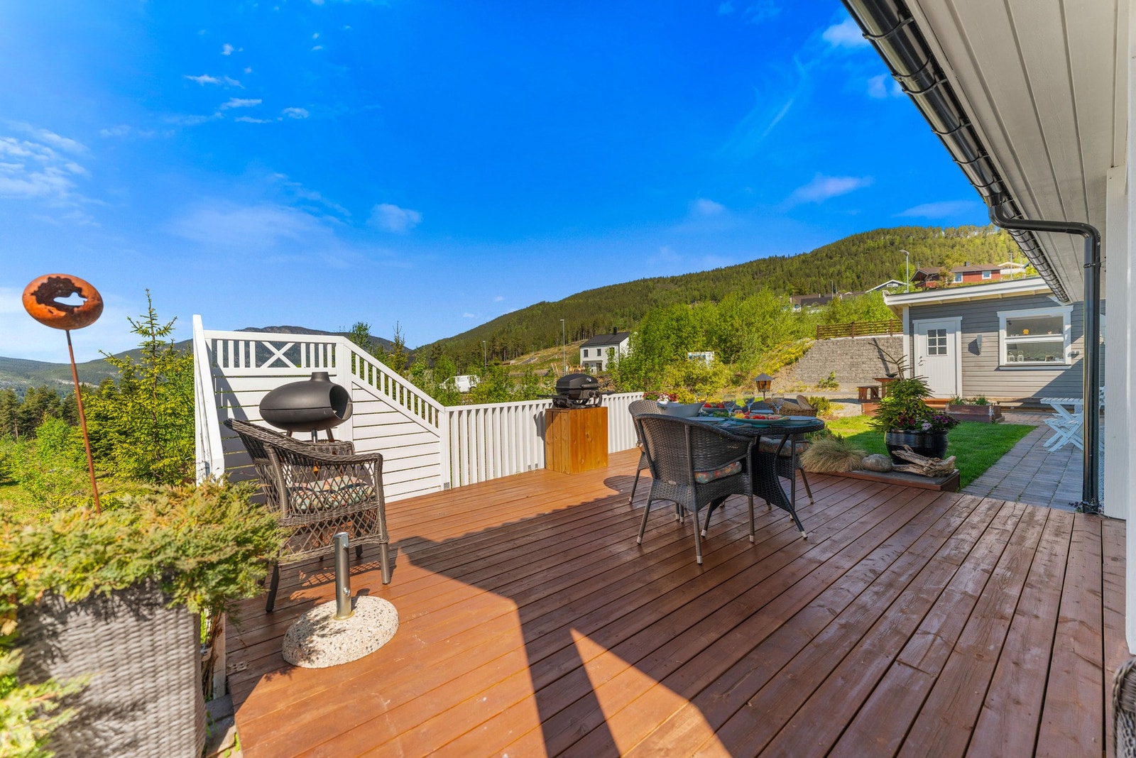 Her er det rikelig med plass til å samle venner og familie for en hyggelig middag eller sammenkomst på fine sommerdager. Galleribilde