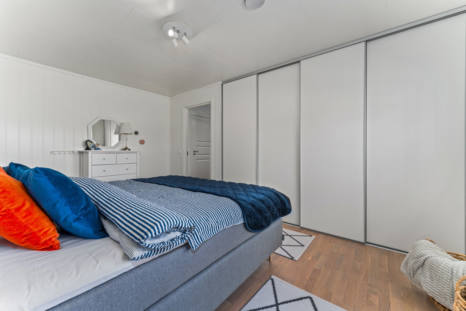 Rommene har stor skyvedørsgarderobe og god plass til seng og øvrig møblement. Galleribilde