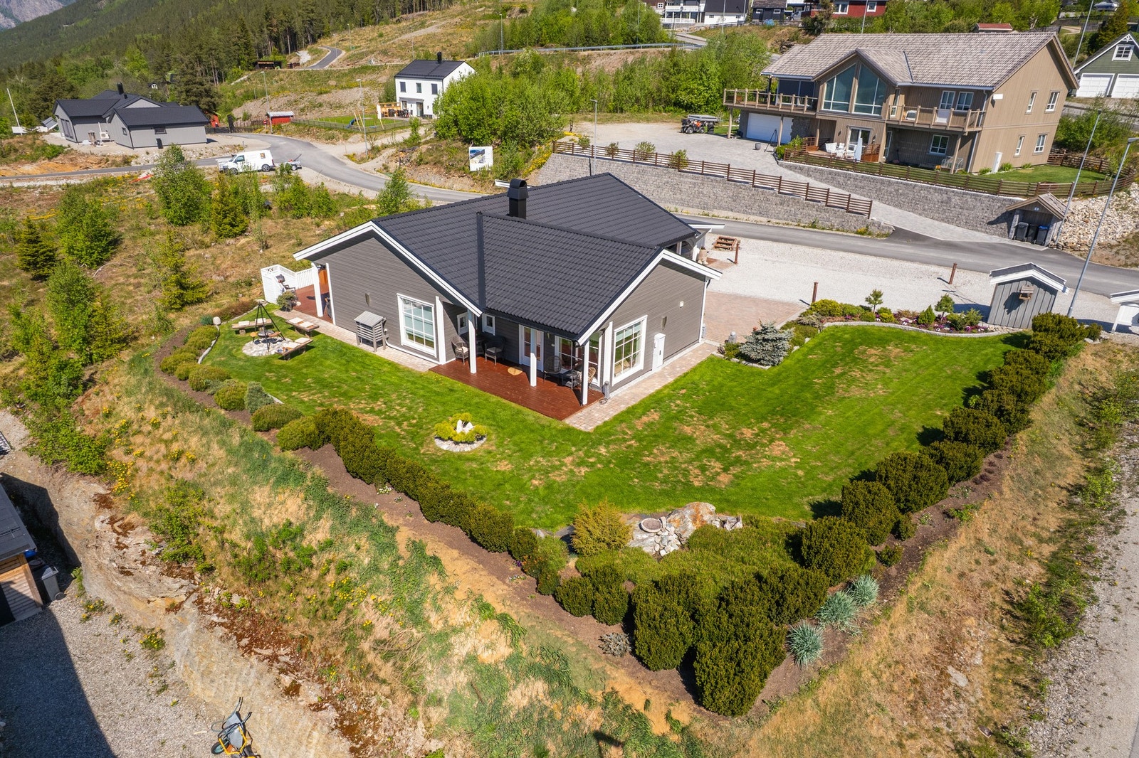 Boligen har en gjennomtenkt og funksjonell planløsning som passer like godt for barnefamilier som for deg som ønsker en lettstelt bolig med alt på én flate. Galleribilde