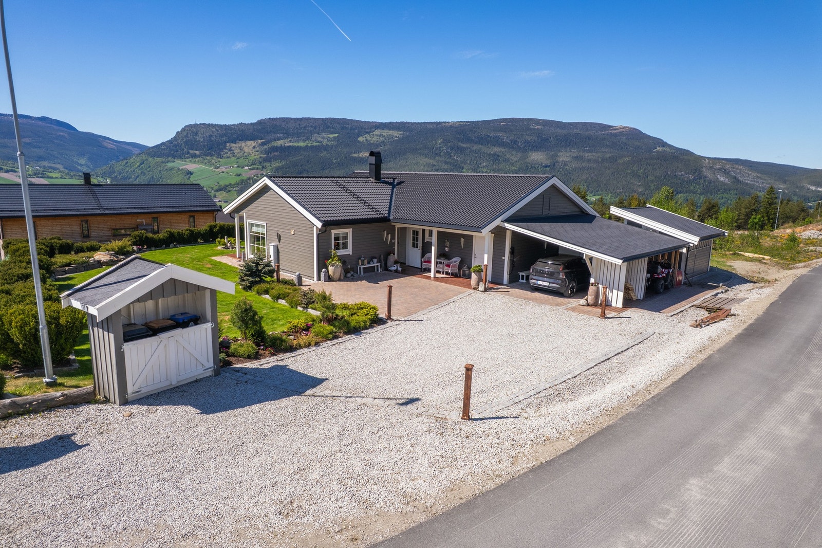 PrivatMegleren Lillehammer v/ Pernille Enger Lunn har gleden av å presentere Nedre Solhellinga 17 - en stilren og svært praktisk enebolig på ett plan, beliggende i et attraktivt og nyere boligområde på Vinstra. Galleribilde