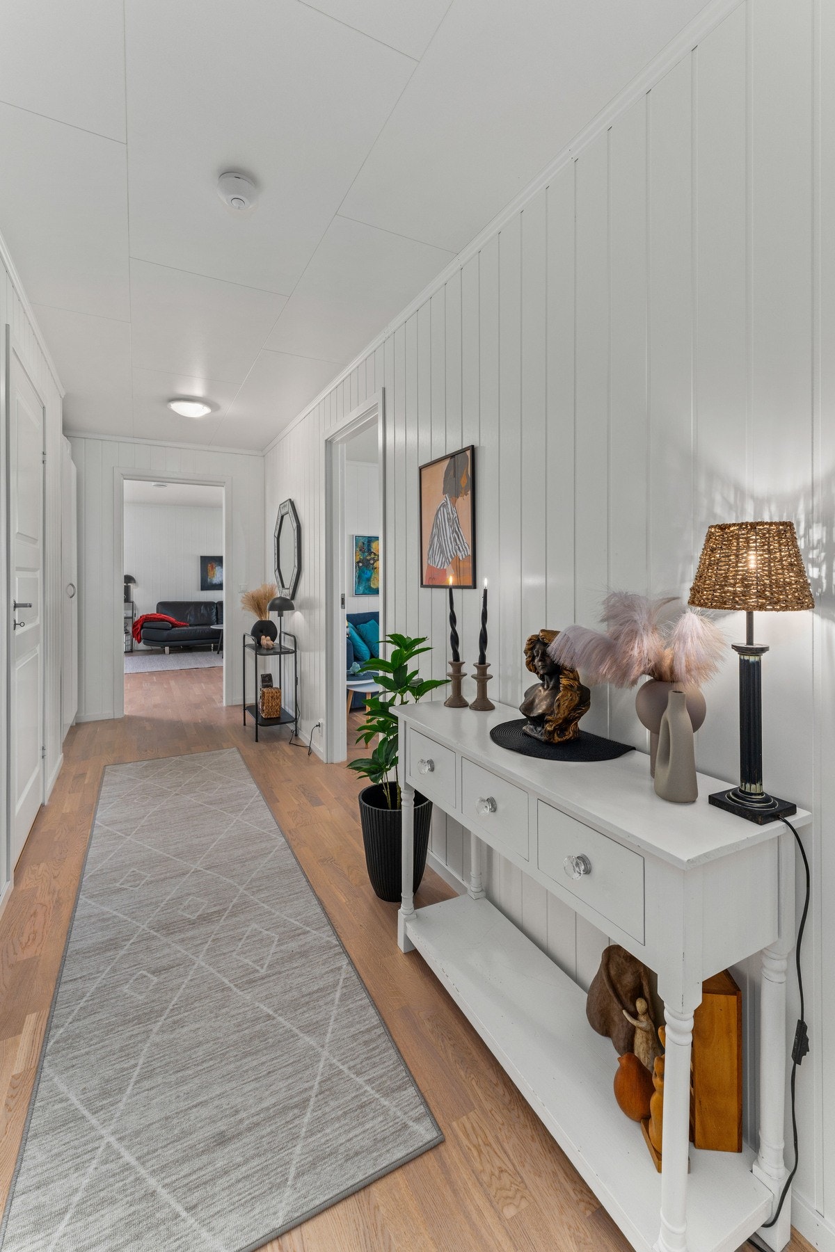 Fra stuen er det en gang som leder deg til boligens soverom, bad og vaskerom. Galleribilde