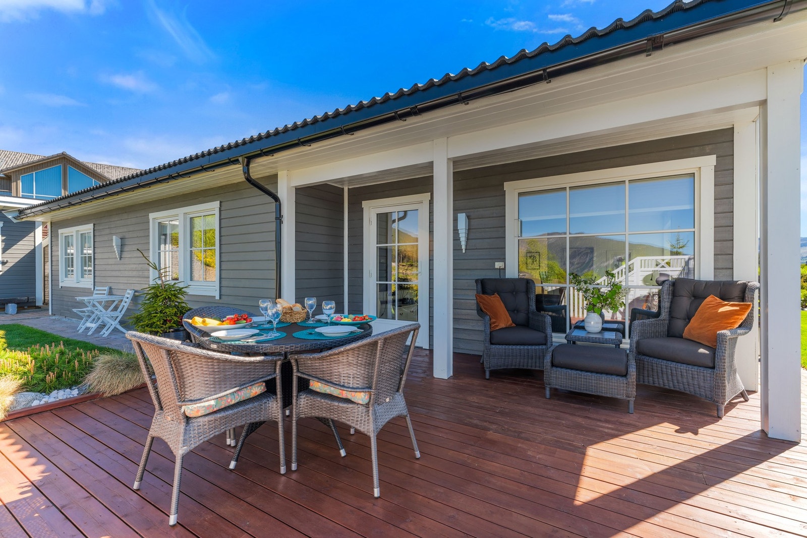 Fra stuen og spisestuen er det utgang til to overbygde terrasser med plass til sittegrupper og spisebord. Galleribilde