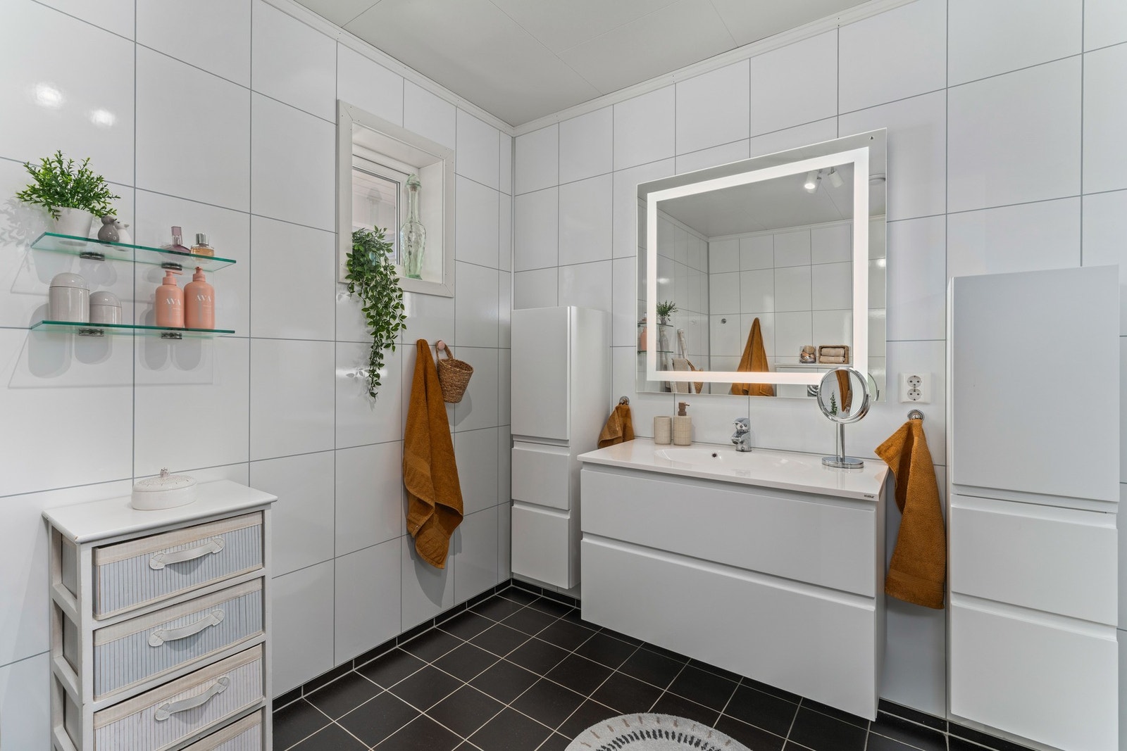 Våtromsplater på veggene og malt himling. Galleribilde