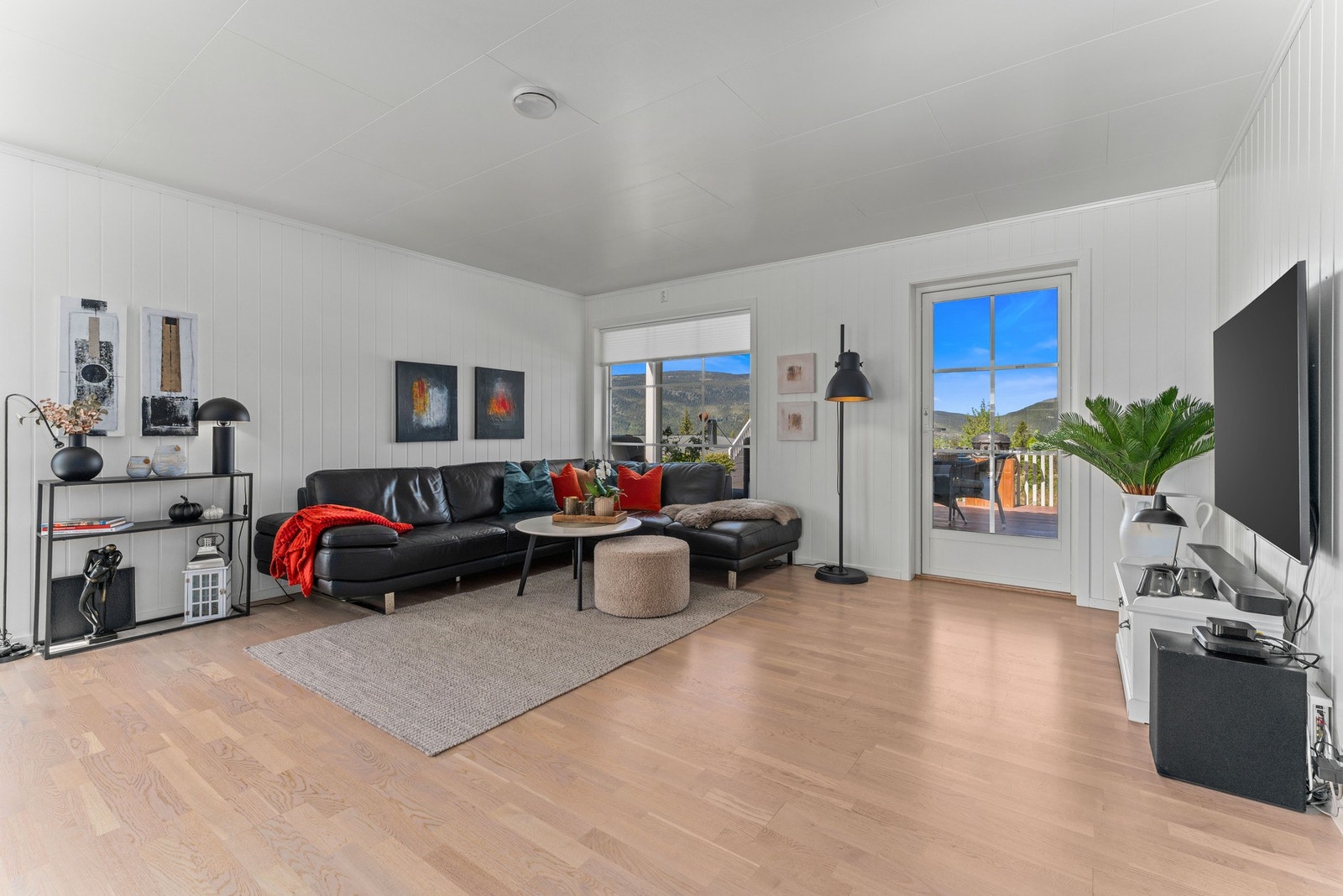 Stuen har gode møbleringsmuligheter, med god plass til både sofagruppe, spisebord og lesekrok. Galleribilde