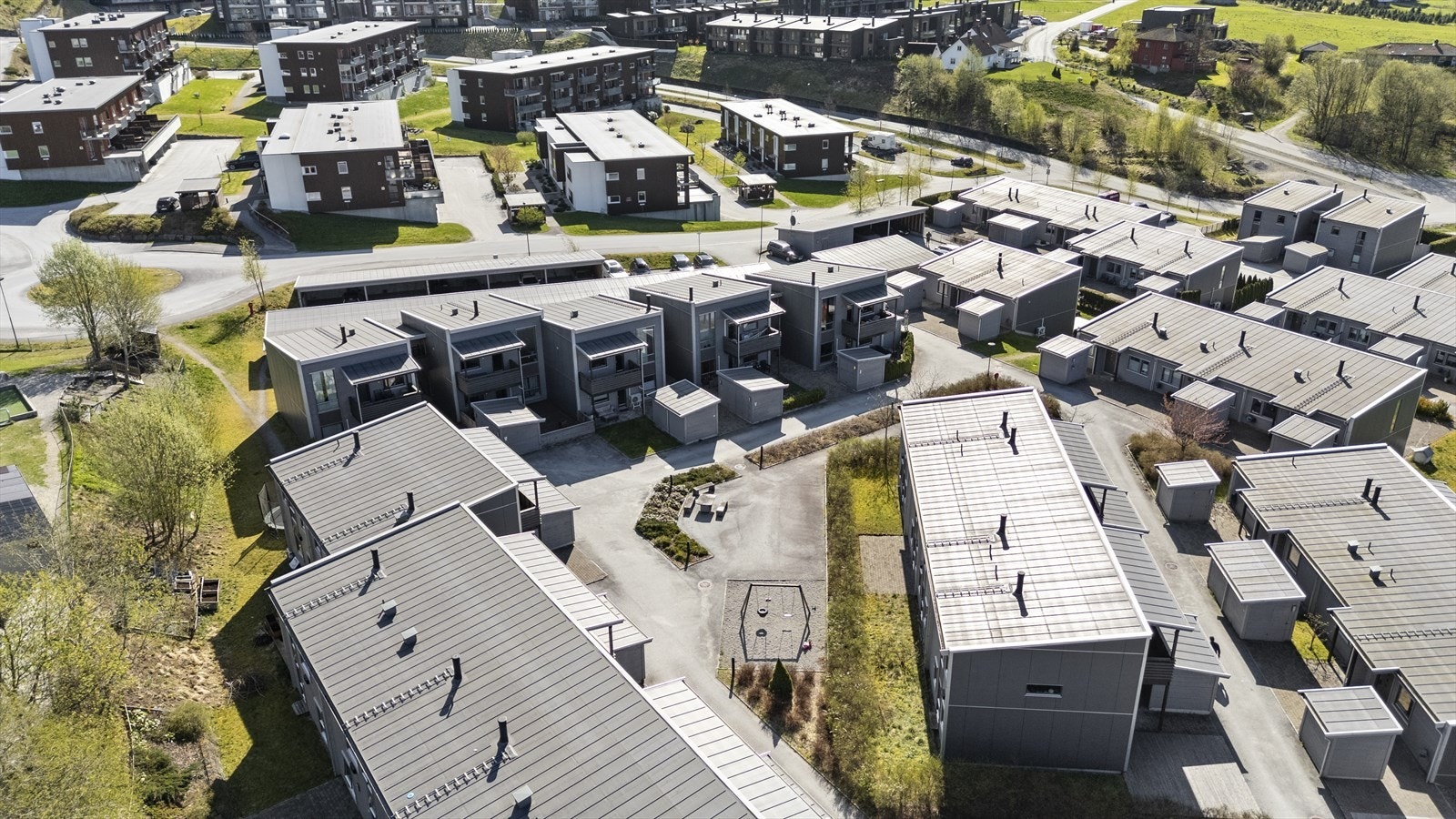 Leilegheita ligg vestvendt og nyt gode soltilhøve. By- og flybussen stoggar langs vegen i bakre del av bilete. Galleribilde